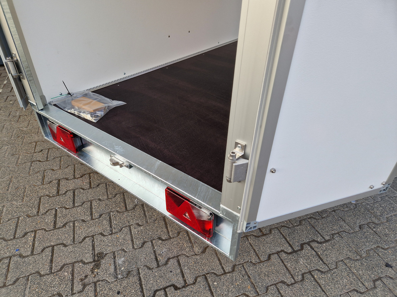 Saris Koffer GO 256 134 1350 1 GFK grau (S) 1350kg Modell 2024 - Gesloten aanhangwagen: afbeelding 3 Saris Koffer GO 256 134 1350 1 GFK grau (S) 1350kg Modell 2024 - Gesloten aanhangwagen: afbeelding 3