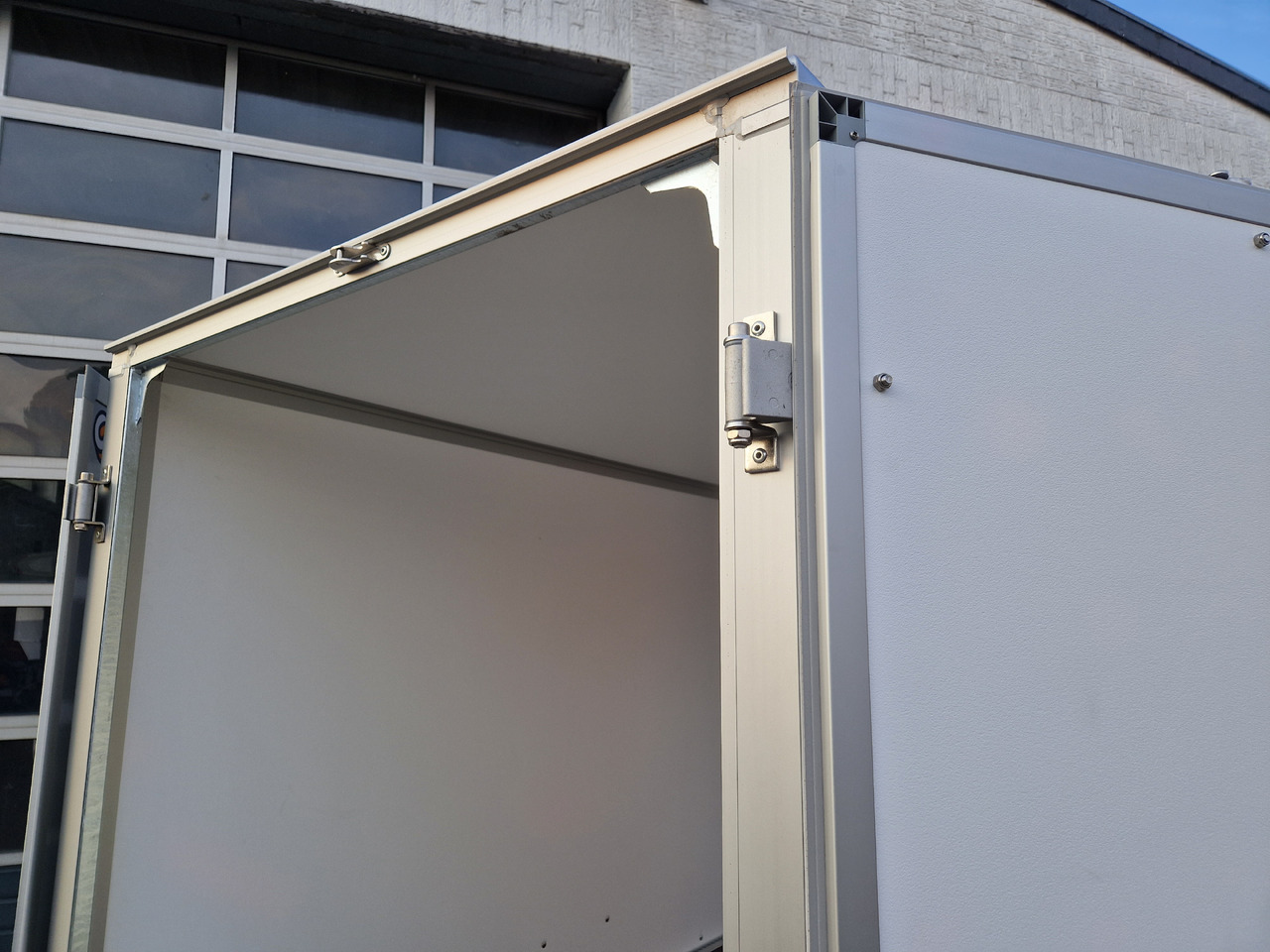 Saris Koffer GO 256 134 1350 1 GFK grau (S) 1350kg Modell 2024 - Gesloten aanhangwagen: afbeelding 4 Saris Koffer GO 256 134 1350 1 GFK grau (S) 1350kg Modell 2024 - Gesloten aanhangwagen: afbeelding 4