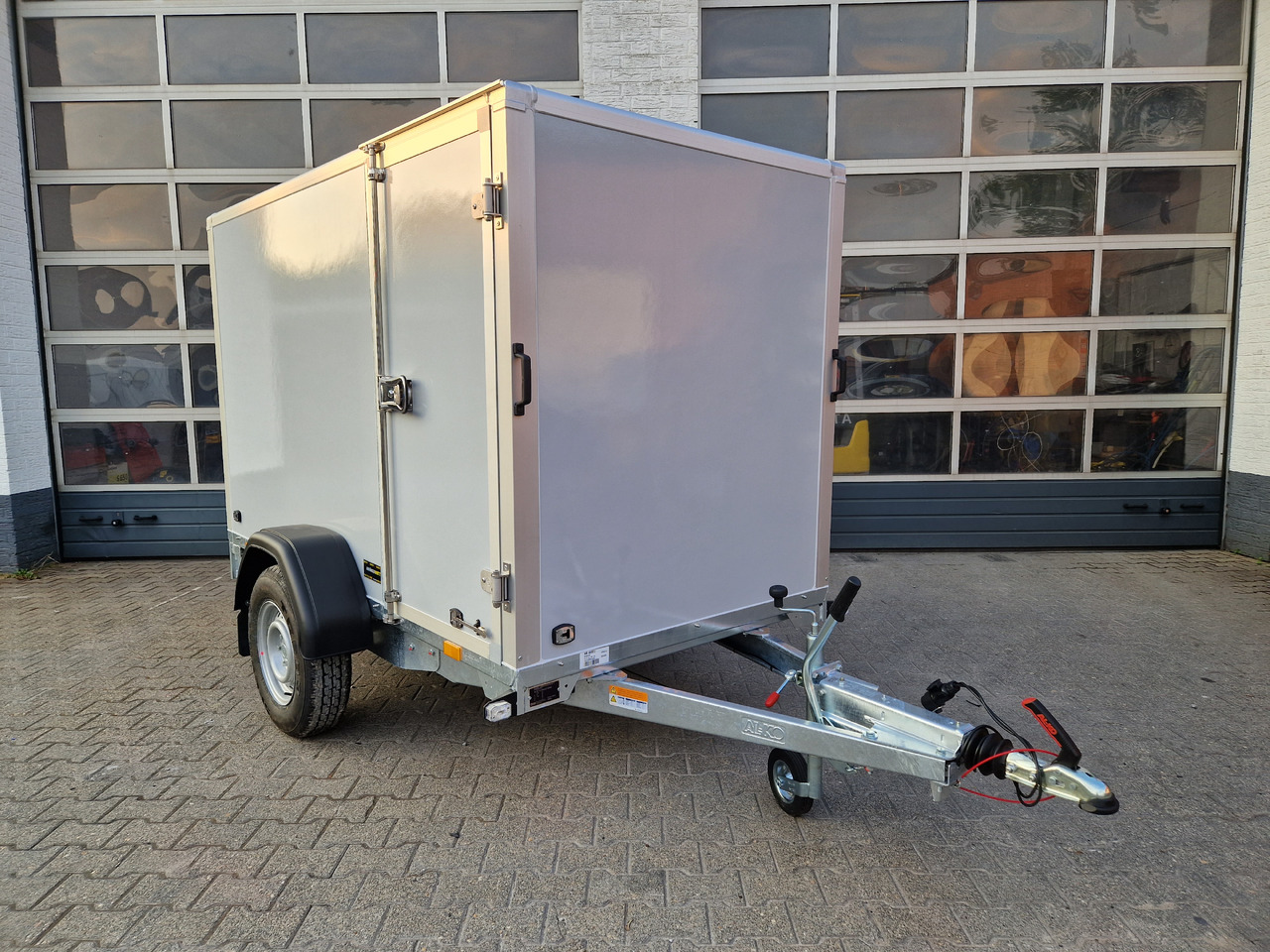 Saris Koffer GO 256 134 1350 1 GFK grau Seitentür (S) 1300kg Modell 2024 - Gesloten aanhangwagen: afbeelding 4 Saris Koffer GO 256 134 1350 1 GFK grau Seitentür (S) 1300kg Modell 2024 - Gesloten aanhangwagen: afbeelding 4