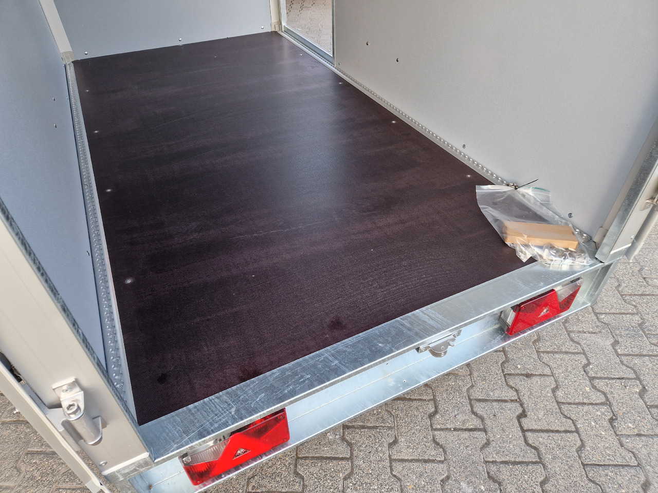 Leasing  Saris Koffer GO 256 134 1350 1 GFK weiß Seitentür (S) 1350kg Modell 2024 Saris Koffer GO 256 134 1350 1 GFK weiß Seitentür (S) 1350kg Modell 2024: afbeelding 11