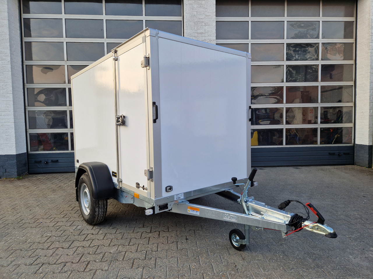 Saris Koffer GO 256 134 1350 1 GFK weiß Seitentür (S) 1350kg Modell 2024 - Gesloten aanhangwagen: afbeelding 2 Saris Koffer GO 256 134 1350 1 GFK weiß Seitentür (S) 1350kg Modell 2024 - Gesloten aanhangwagen: afbeelding 2