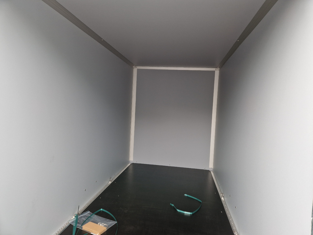 Saris Koffer GO 306 154 180 1500 1 306x154x180cm GFK weiß (M) 1500kg - Gesloten aanhangwagen: afbeelding 4 Saris Koffer GO 306 154 180 1500 1 306x154x180cm GFK weiß (M) 1500kg - Gesloten aanhangwagen: afbeelding 4