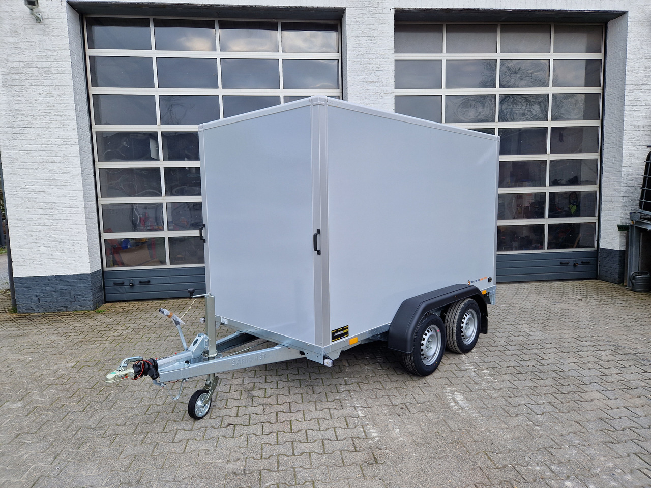Saris Koffer GO 306 154 180 2000 2 306x154x180cm GFK grau (M) 2000kg Modell 2023 - Gesloten aanhangwagen: afbeelding 1 Saris Koffer GO 306 154 180 2000 2 306x154x180cm GFK grau (M) 2000kg Modell 2023 - Gesloten aanhangwagen: afbeelding 1