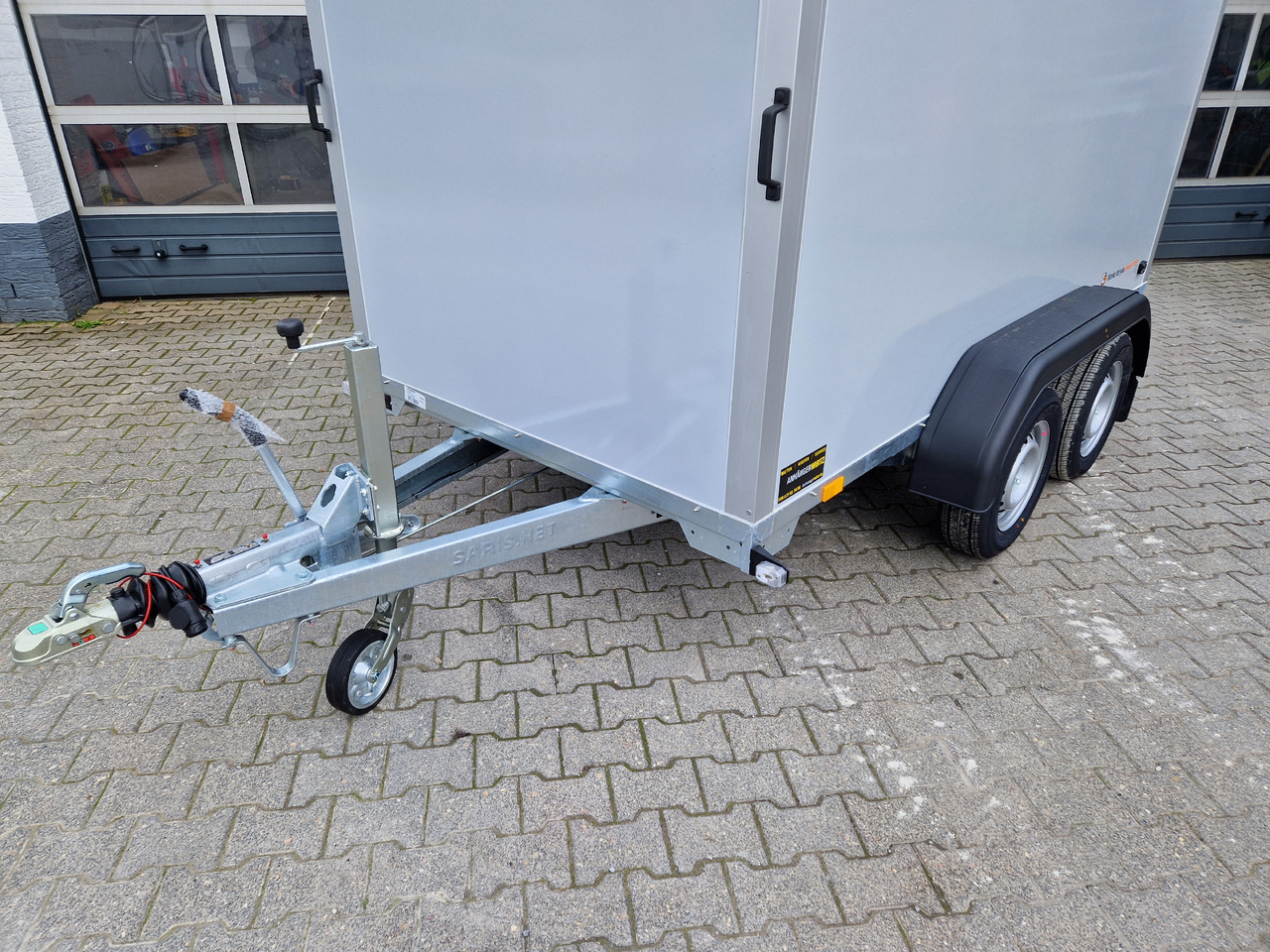 Saris Koffer GO 306 154 180 2000 2 306x154x180cm GFK grau (M) 2000kg Modell 2023 - Gesloten aanhangwagen: afbeelding 4 Saris Koffer GO 306 154 180 2000 2 306x154x180cm GFK grau (M) 2000kg Modell 2023 - Gesloten aanhangwagen: afbeelding 4