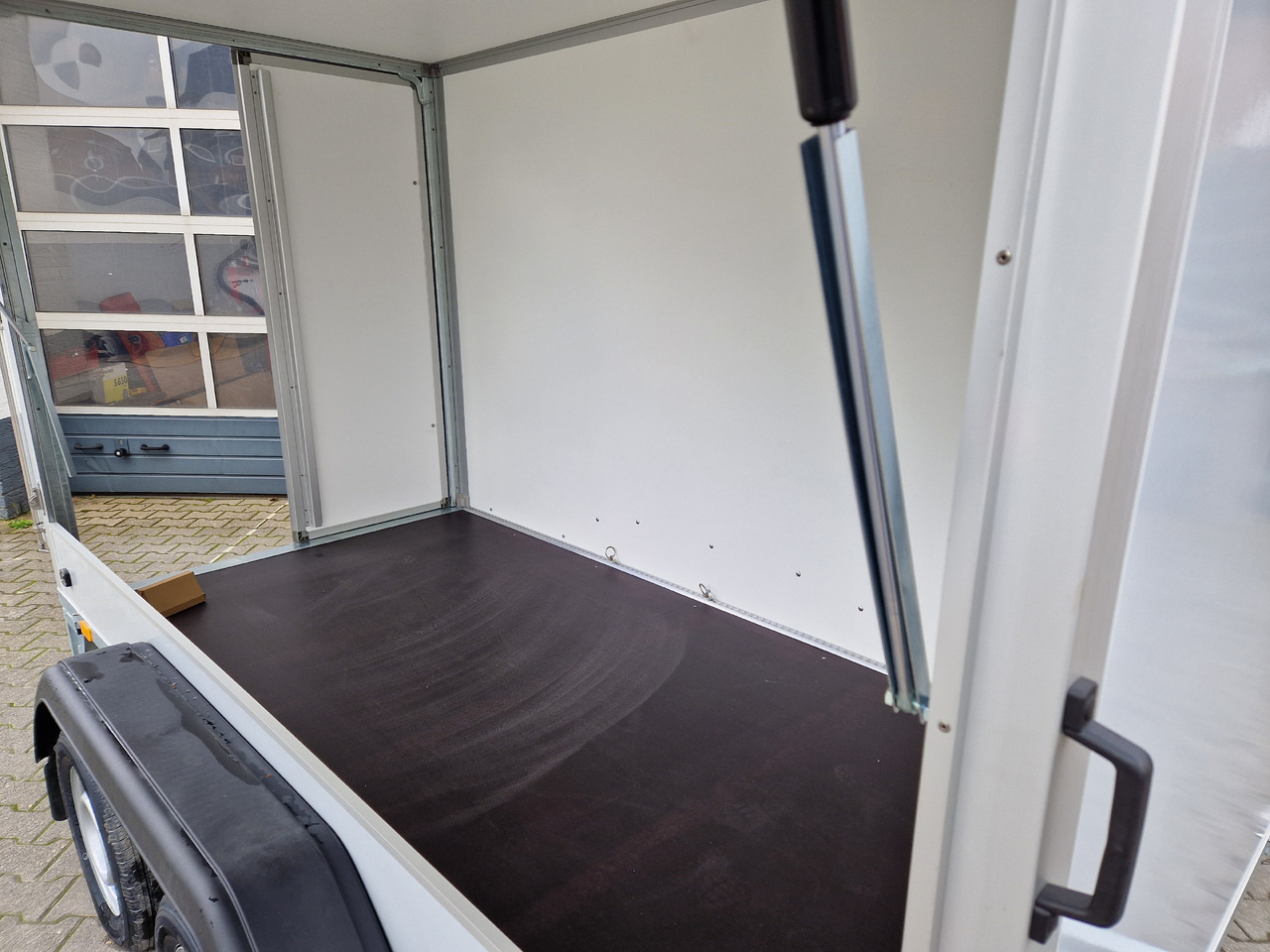 Saris Koffer GO 306 154 180 2000 2 306x154x180cm GFK grau Seitenklappe (M) 2000kg Modell 2024 - Gesloten aanhangwagen: afbeelding 5 Saris Koffer GO 306 154 180 2000 2 306x154x180cm GFK grau Seitenklappe (M) 2000kg Modell 2024 - Gesloten aanhangwagen: afbeelding 5