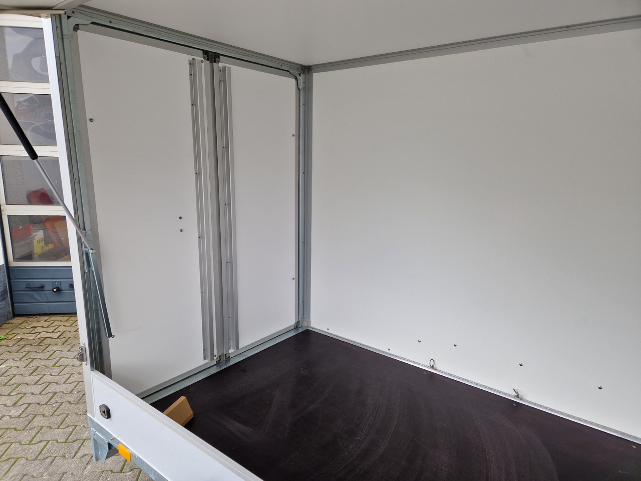 Saris Koffer GO 306 154 180 2000 2 306x154x180cm GFK grau Seitenklappe (M) 2000kg Modell 2024 - Gesloten aanhangwagen: afbeelding 3 Saris Koffer GO 306 154 180 2000 2 306x154x180cm GFK grau Seitenklappe (M) 2000kg Modell 2024 - Gesloten aanhangwagen: afbeelding 3