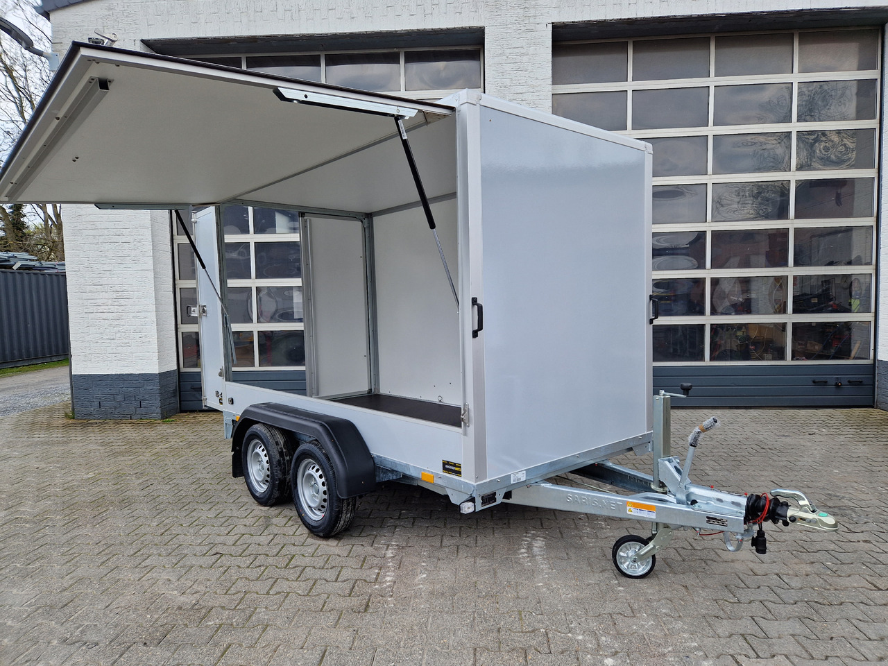 Saris Koffer GO 306 154 180 2000 2 306x154x180cm GFK grau Seitenklappe (M) 2000kg Modell 2024 - Gesloten aanhangwagen: afbeelding 2 Saris Koffer GO 306 154 180 2000 2 306x154x180cm GFK grau Seitenklappe (M) 2000kg Modell 2024 - Gesloten aanhangwagen: afbeelding 2
