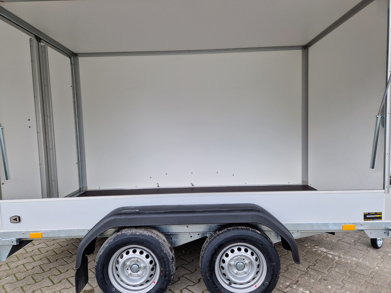Saris Koffer GO 306 154 180 2000 2 306x154x180cm GFK grau Seitenklappe (M) 2000kg Modell 2024 - Gesloten aanhangwagen: afbeelding 4 Saris Koffer GO 306 154 180 2000 2 306x154x180cm GFK grau Seitenklappe (M) 2000kg Modell 2024 - Gesloten aanhangwagen: afbeelding 4