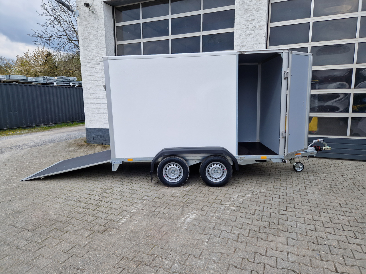 Saris Koffer GO 306 154 180 2000 2 306x154x180cm GFK weiss Seitentür Auffahrklappe (M) 2000kg 2023 - Gesloten aanhangwagen: afbeelding 2 Saris Koffer GO 306 154 180 2000 2 306x154x180cm GFK weiss Seitentür Auffahrklappe (M) 2000kg 2023 - Gesloten aanhangwagen: afbeelding 2