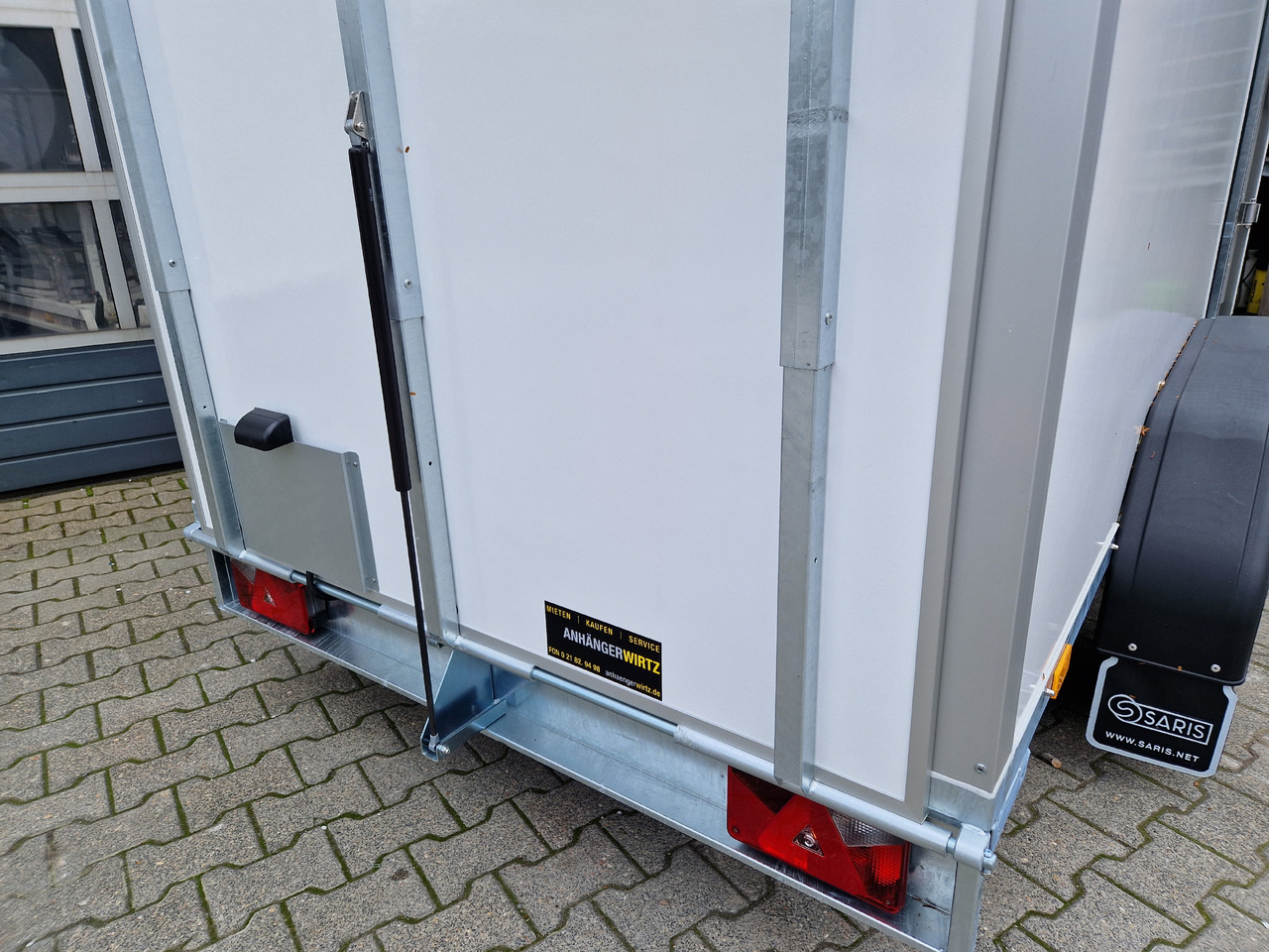 Saris Koffer GO 306 154 180 2000 2 306x154x180cm GFK weiss Seitentür Auffahrklappe (M) 2000kg 2023 - Gesloten aanhangwagen: afbeelding 5 Saris Koffer GO 306 154 180 2000 2 306x154x180cm GFK weiss Seitentür Auffahrklappe (M) 2000kg 2023 - Gesloten aanhangwagen: afbeelding 5