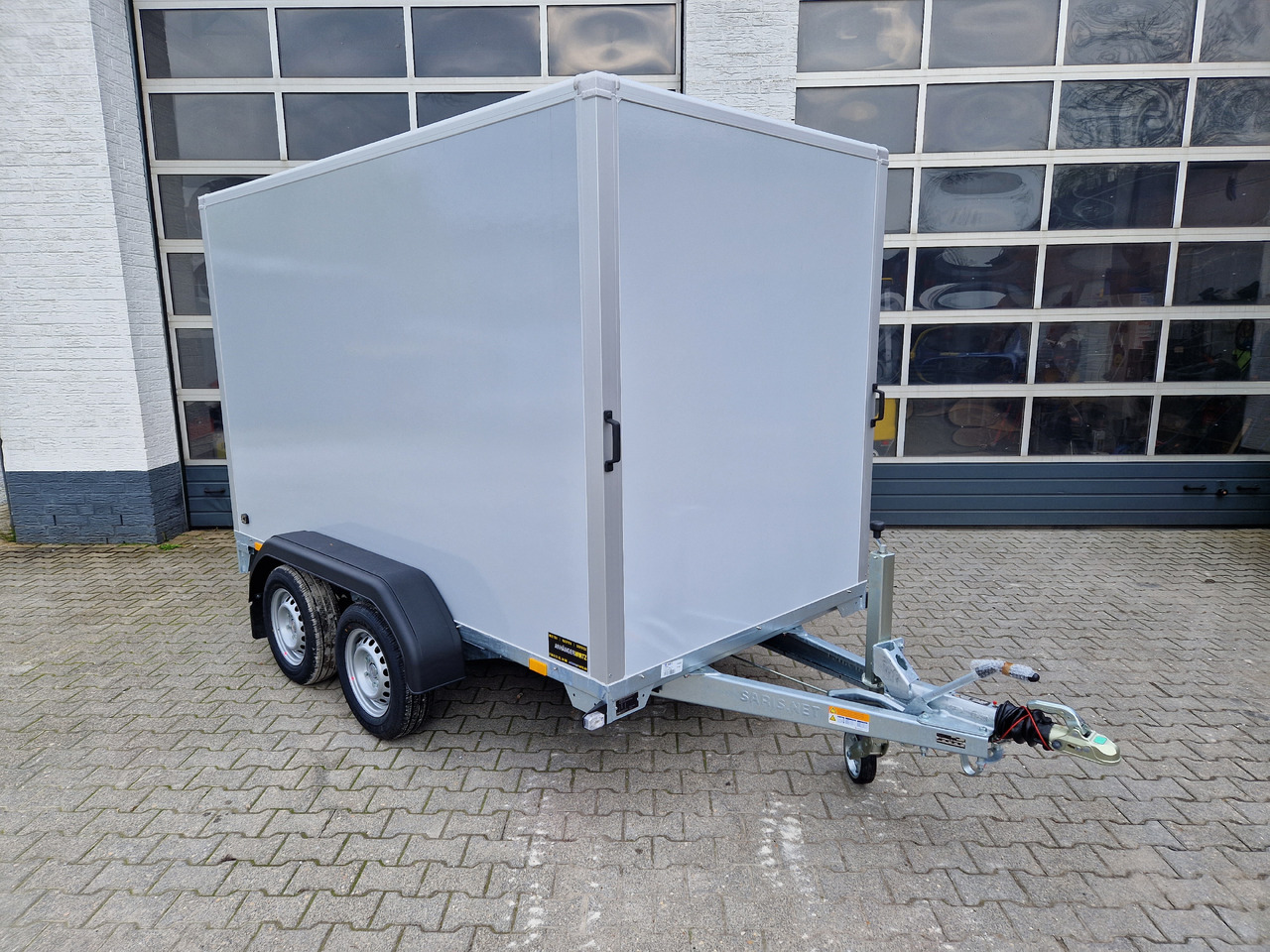 Saris Koffer GO 306 154 180 2700 2 306x154x180cm GFK grau (M) 2700kg Modell 2024 - Gesloten aanhangwagen: afbeelding 2 Saris Koffer GO 306 154 180 2700 2 306x154x180cm GFK grau (M) 2700kg Modell 2024 - Gesloten aanhangwagen: afbeelding 2