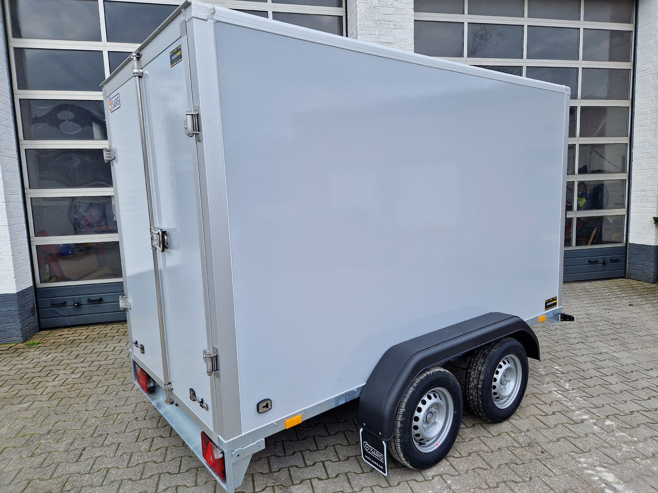 Saris Koffer GO 306 154 180 2700 2 306x154x180cm GFK grau (M) 2700kg Modell 2024 - Gesloten aanhangwagen: afbeelding 4 Saris Koffer GO 306 154 180 2700 2 306x154x180cm GFK grau (M) 2700kg Modell 2024 - Gesloten aanhangwagen: afbeelding 4