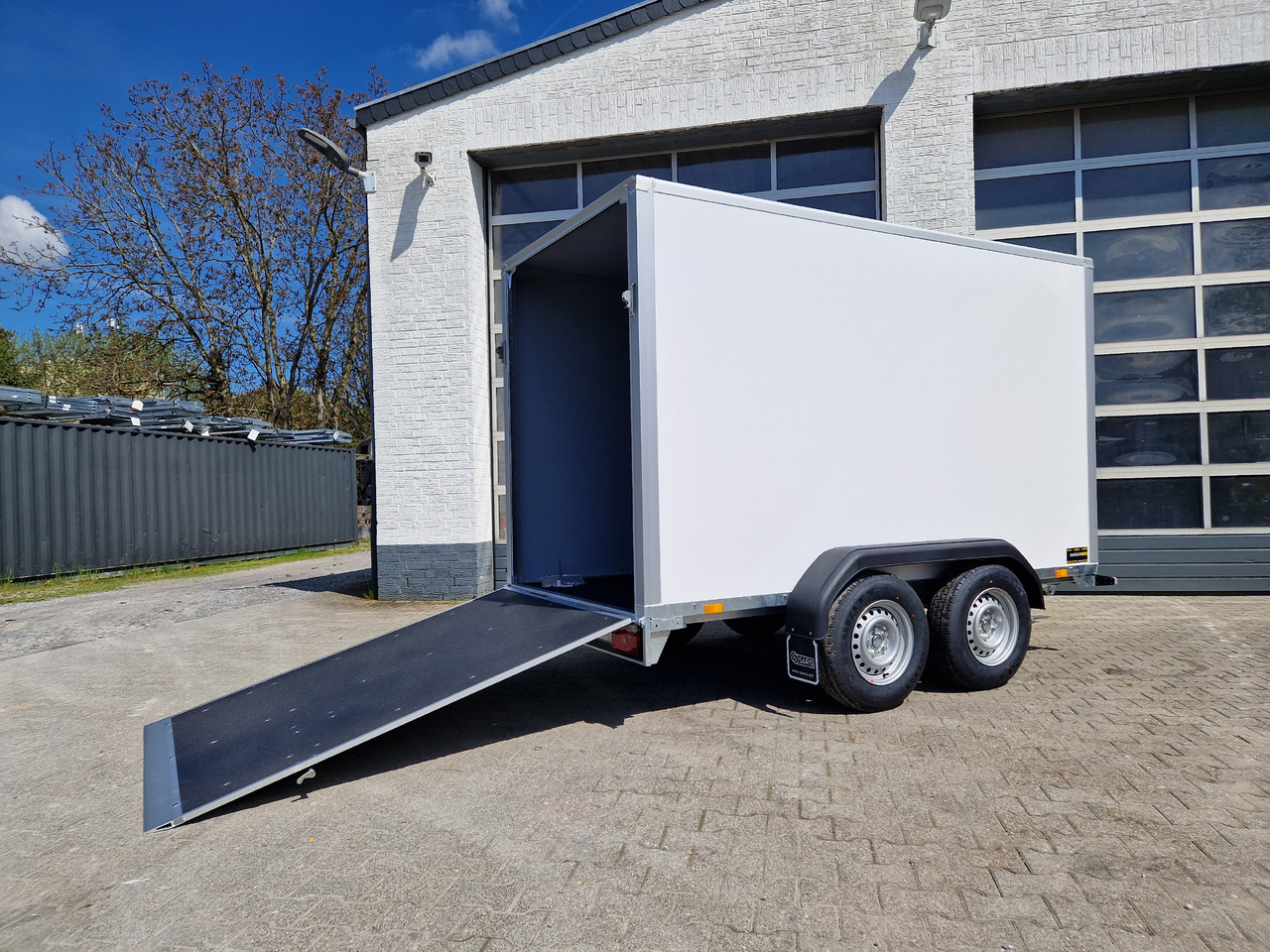 Saris Koffer GO 306 154 180 2700 2 306x154x180cm GFK weiß Auffahrklappe (M) 2700kg Modell 2025 - Gesloten aanhangwagen: afbeelding 1 Saris Koffer GO 306 154 180 2700 2 306x154x180cm GFK weiß Auffahrklappe (M) 2700kg Modell 2025 - Gesloten aanhangwagen: afbeelding 1