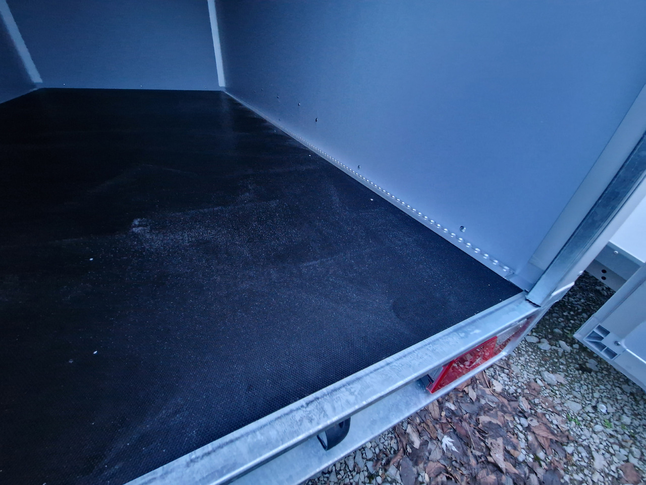 Saris Koffer GO 3506 169 180 2700 2 356x169x180cm weiss GFK (L) 2700kg Modell 2024 - Gesloten aanhangwagen: afbeelding 4 Saris Koffer GO 3506 169 180 2700 2 356x169x180cm weiss GFK (L) 2700kg Modell 2024 - Gesloten aanhangwagen: afbeelding 4
