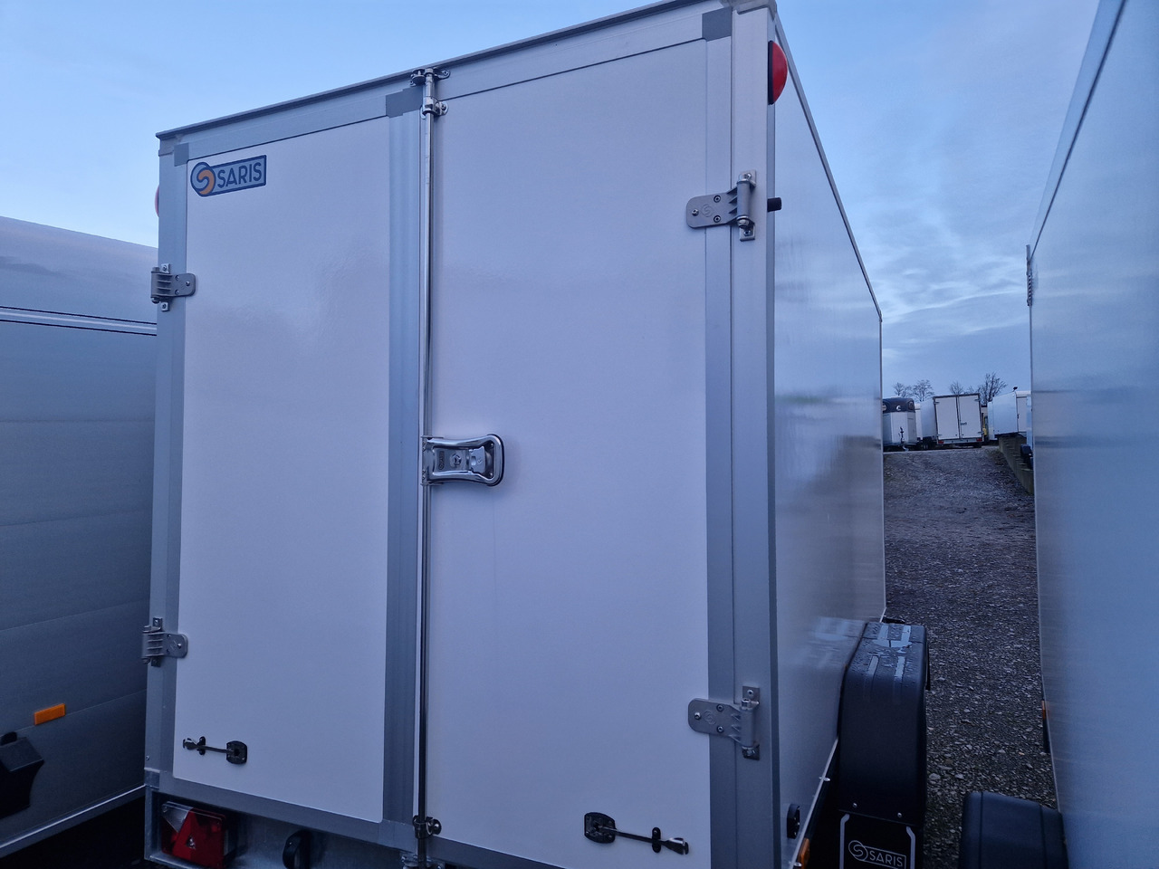 Saris Koffer GO 3506 169 180 2700 2 356x169x180cm weiss GFK (L) 2700kg Modell 2024 - Gesloten aanhangwagen: afbeelding 2 Saris Koffer GO 3506 169 180 2700 2 356x169x180cm weiss GFK (L) 2700kg Modell 2024 - Gesloten aanhangwagen: afbeelding 2