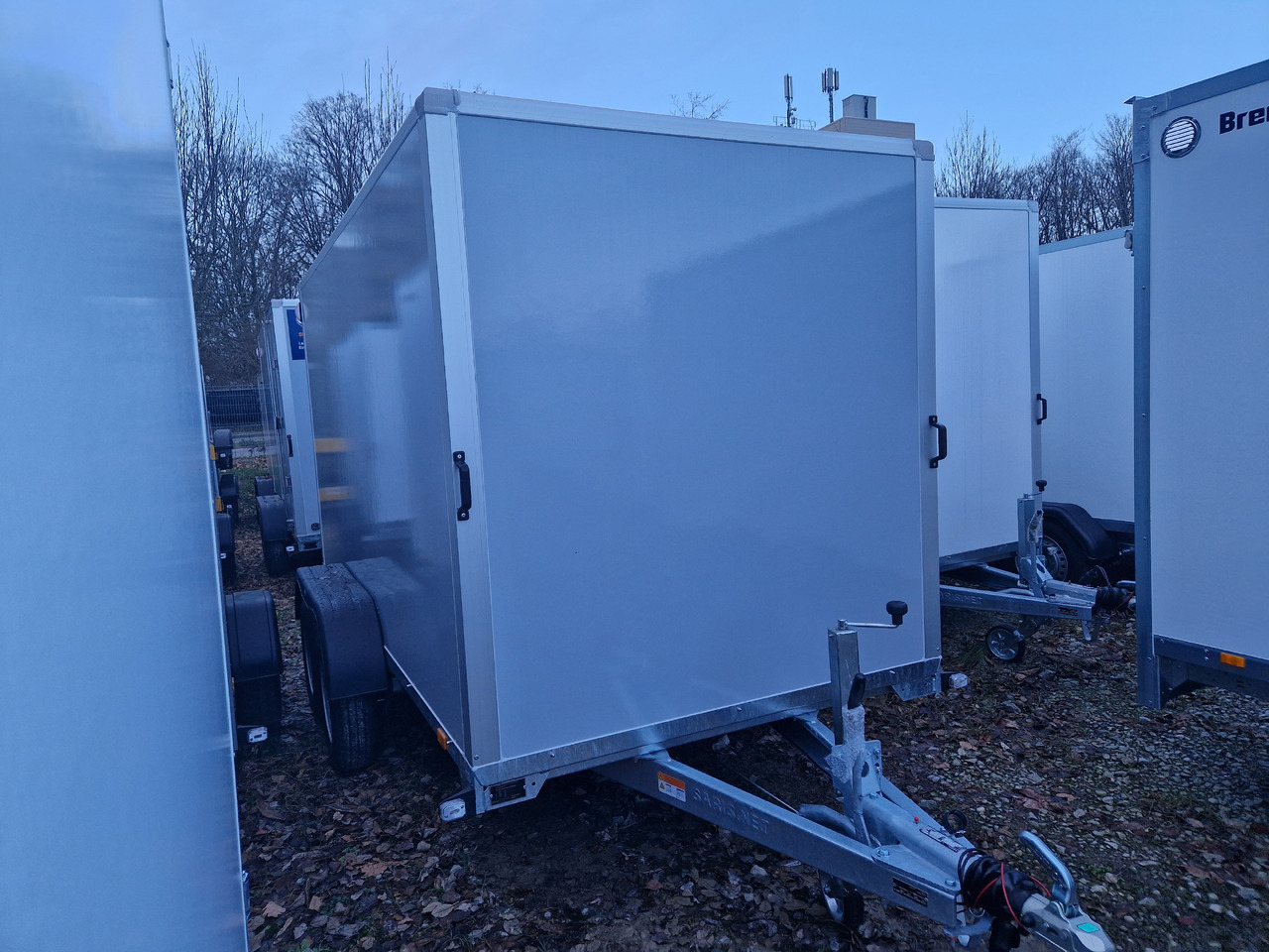 Saris Koffer GO 356 169 180 2700 2 356x169x180cm grau GFK Heckrampe (L) 2700kg - Gesloten aanhangwagen: afbeelding 1 Saris Koffer GO 356 169 180 2700 2 356x169x180cm grau GFK Heckrampe (L) 2700kg - Gesloten aanhangwagen: afbeelding 1