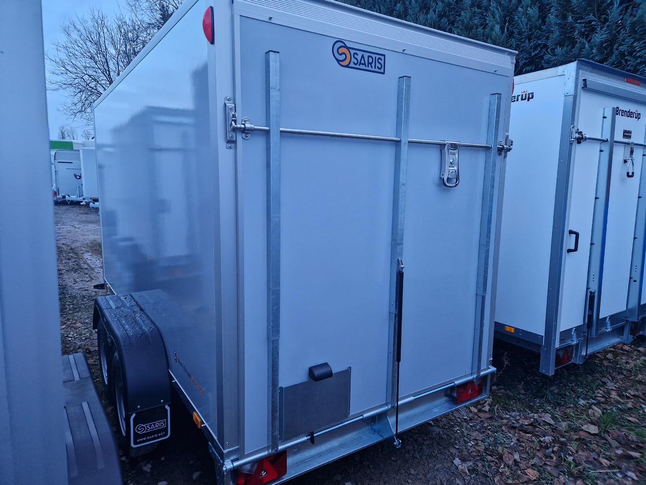 Saris Koffer GO 356 169 180 2700 2 356x169x180cm grau GFK Heckrampe (L) 2700kg - Gesloten aanhangwagen: afbeelding 2 Saris Koffer GO 356 169 180 2700 2 356x169x180cm grau GFK Heckrampe (L) 2700kg - Gesloten aanhangwagen: afbeelding 2