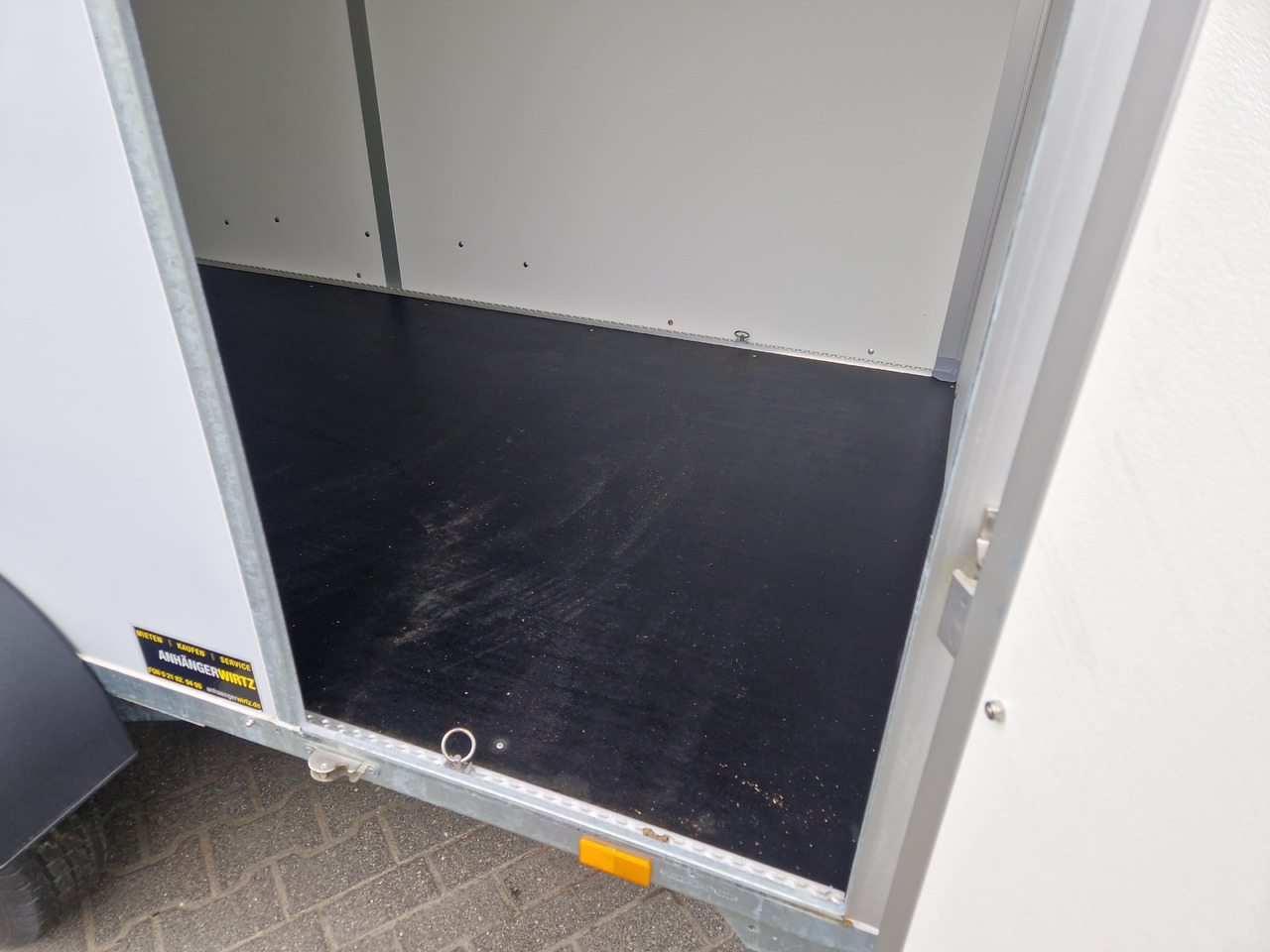 Saris Koffer GO 356 169 200 2700 2 356x169x200cm Hecktüren Seitentür grau GFK (L) 2700kg - Gesloten aanhangwagen: afbeelding 4 Saris Koffer GO 356 169 200 2700 2 356x169x200cm Hecktüren Seitentür grau GFK (L) 2700kg - Gesloten aanhangwagen: afbeelding 4