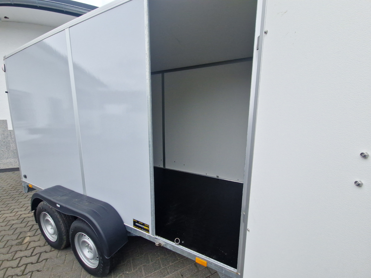 Saris Koffer GO 356 169 200 2700 2 356x169x200cm Hecktüren Seitentür grau GFK (L) 2700kg - Gesloten aanhangwagen: afbeelding 3 Saris Koffer GO 356 169 200 2700 2 356x169x200cm Hecktüren Seitentür grau GFK (L) 2700kg - Gesloten aanhangwagen: afbeelding 3