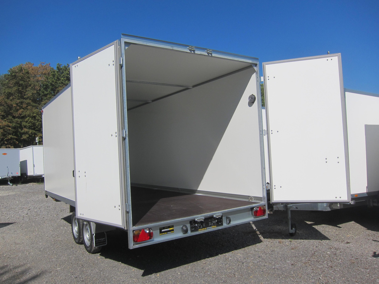 WM Meyer Kofferanhänger AZHLC 2750/210 S40 501x210x205cm (XXL) 2700kg - Gesloten aanhangwagen: afbeelding 4 WM Meyer Kofferanhänger AZHLC 2750/210 S40 501x210x205cm (XXL) 2700kg - Gesloten aanhangwagen: afbeelding 4