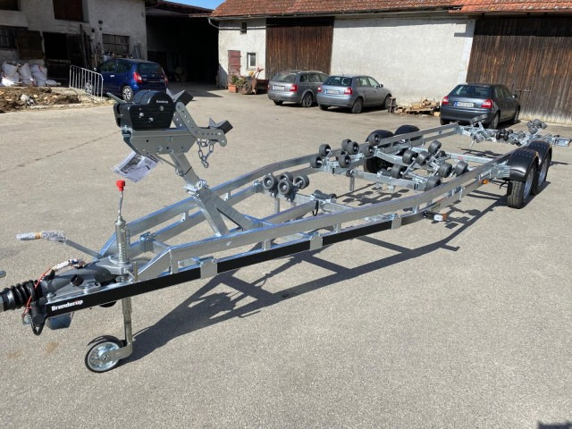 Brenderup Brenderup Premium Bootsanhänger 303500TB SRX mit Superrollen, 3,5 to. 8,7m/ 30 Fuß - Boottrailer: afbeelding 4 Brenderup Brenderup Premium Bootsanhänger 303500TB SRX mit Superrollen, 3,5 to. 8,7m/ 30 Fuß - Boottrailer: afbeelding 4