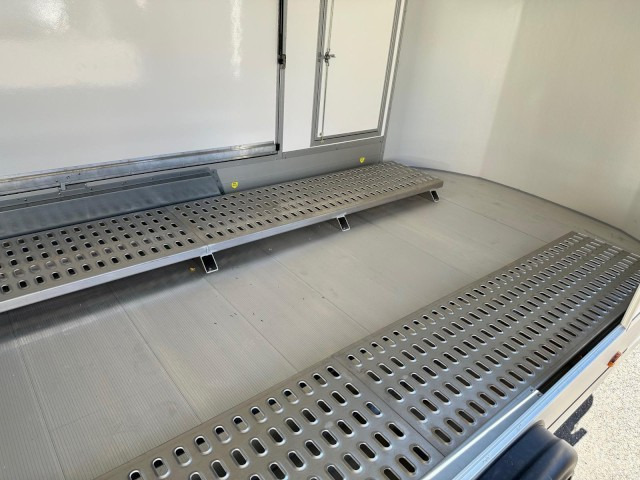 Cheval Liberte Debon Roadster 1000 Sandwich 3500 kg, 100 km/h, 495x200x202cm - Gesloten aanhangwagen: afbeelding 5 Cheval Liberte Debon Roadster 1000 Sandwich 3500 kg, 100 km/h, 495x200x202cm - Gesloten aanhangwagen: afbeelding 5
