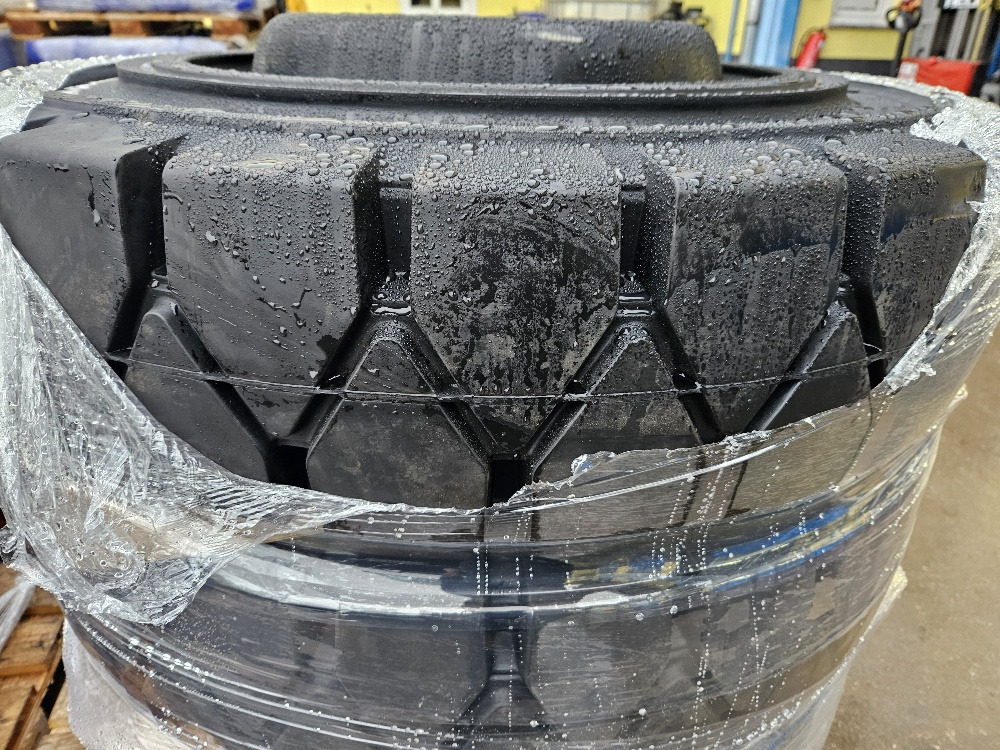 SOLID tires - Complete wiel voor Mobiele graafmachine: afbeelding 2 SOLID tires - Complete wiel voor Mobiele graafmachine: afbeelding 2