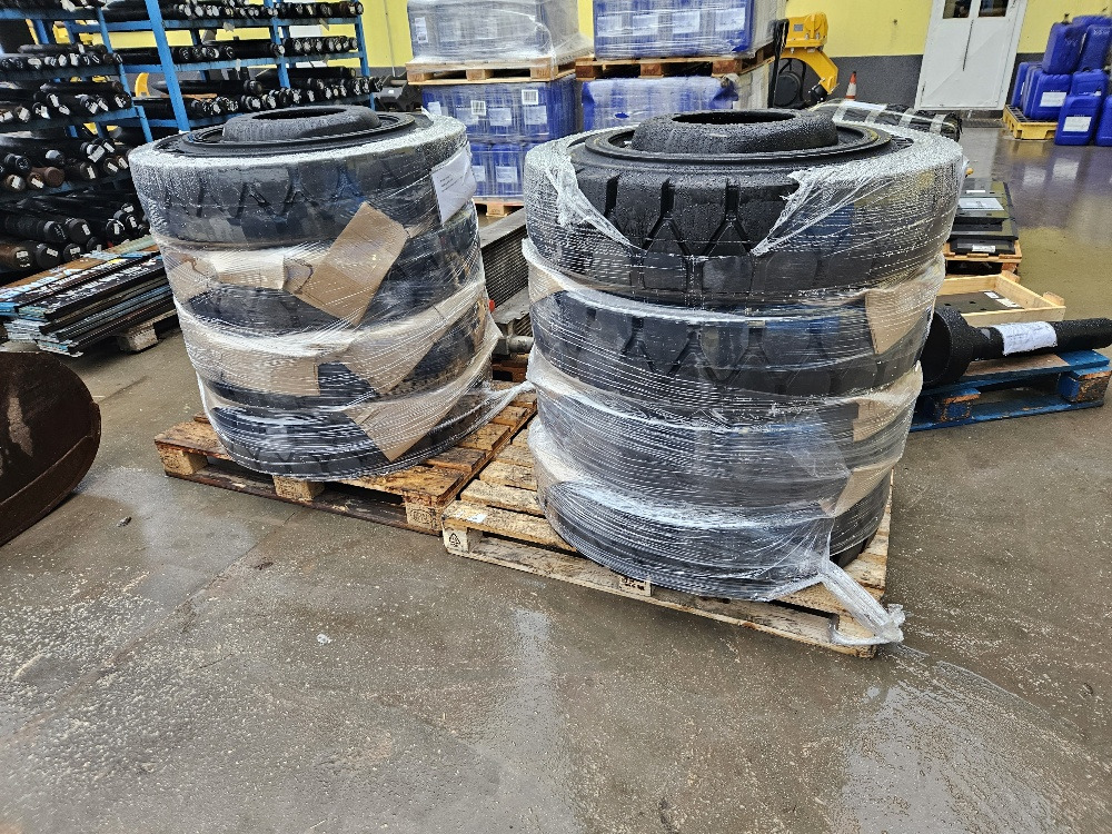 SOLID tires - Complete wiel voor Mobiele graafmachine: afbeelding 1 SOLID tires - Complete wiel voor Mobiele graafmachine: afbeelding 1