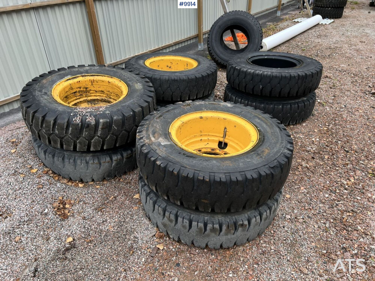4 double-mounted tires for wheel excavators - Band voor Bouwmachine: afbeelding 1 4 double-mounted tires for wheel excavators - Band voor Bouwmachine: afbeelding 1