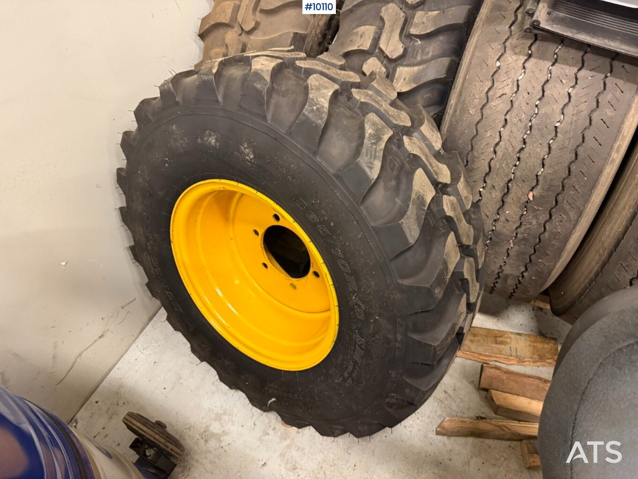 Construction tires with rims Dunlop SP T9 365/70R18 - Complete wiel voor Bouwmachine: afbeelding 1 Construction tires with rims Dunlop SP T9 365/70R18 - Complete wiel voor Bouwmachine: afbeelding 1