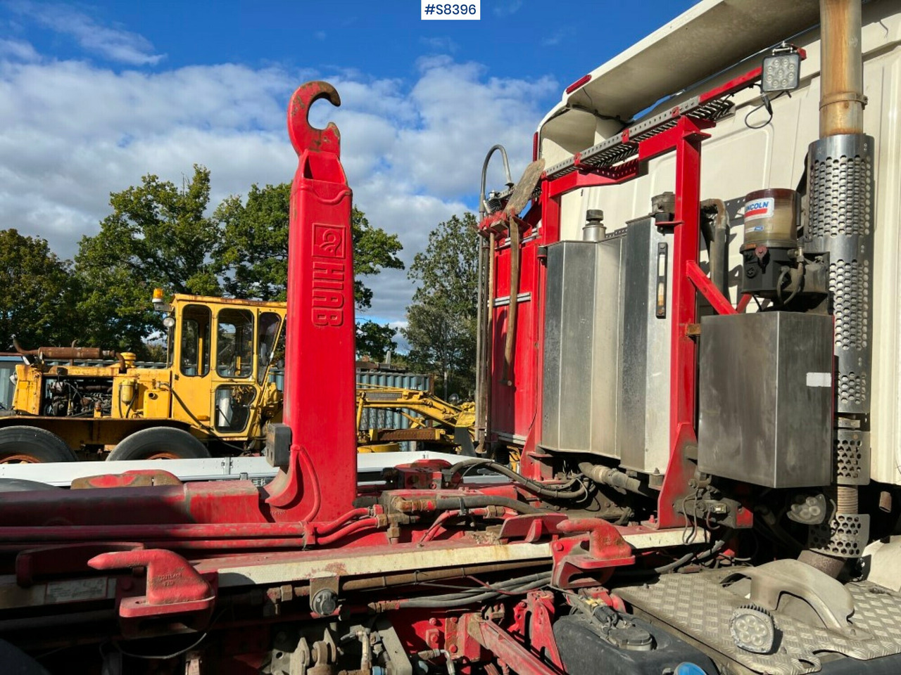 Hooklift truck Scania R580 8X4*4 with Plow and salt equipped - Haakarmsysteem vrachtwagen: afbeelding 4 Hooklift truck Scania R580 8X4*4 with Plow and salt equipped - Haakarmsysteem vrachtwagen: afbeelding 4