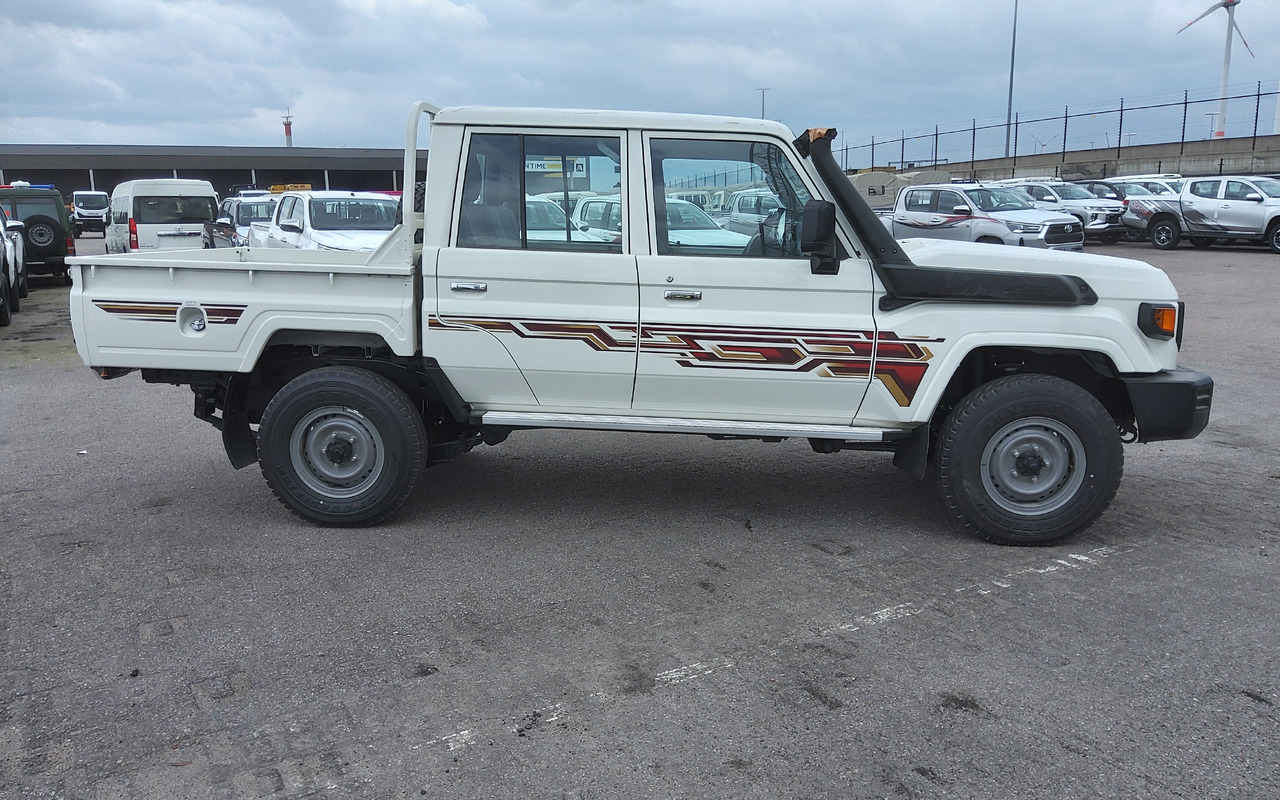 Toyota Toyota Land cruiser 79 grj double cabin 4.0L Petrol Manual 5 SEATS/PLACES - Pick-up: afbeelding 2 Toyota Toyota Land cruiser 79 grj double cabin 4.0L Petrol Manual 5 SEATS/PLACES - Pick-up: afbeelding 2