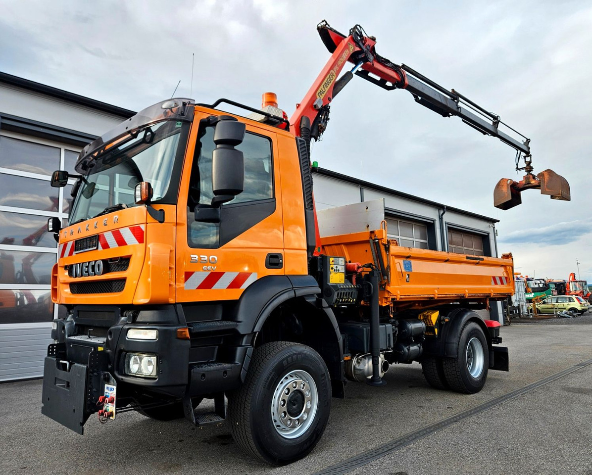 Iveco Trakker 190T33 4x4 Euro5 Kran Palfinger Funk - Kipper vrachtwagen, Kraanwagen: afbeelding 1 Iveco Trakker 190T33 4x4 Euro5 Kran Palfinger Funk - Kipper vrachtwagen, Kraanwagen: afbeelding 1