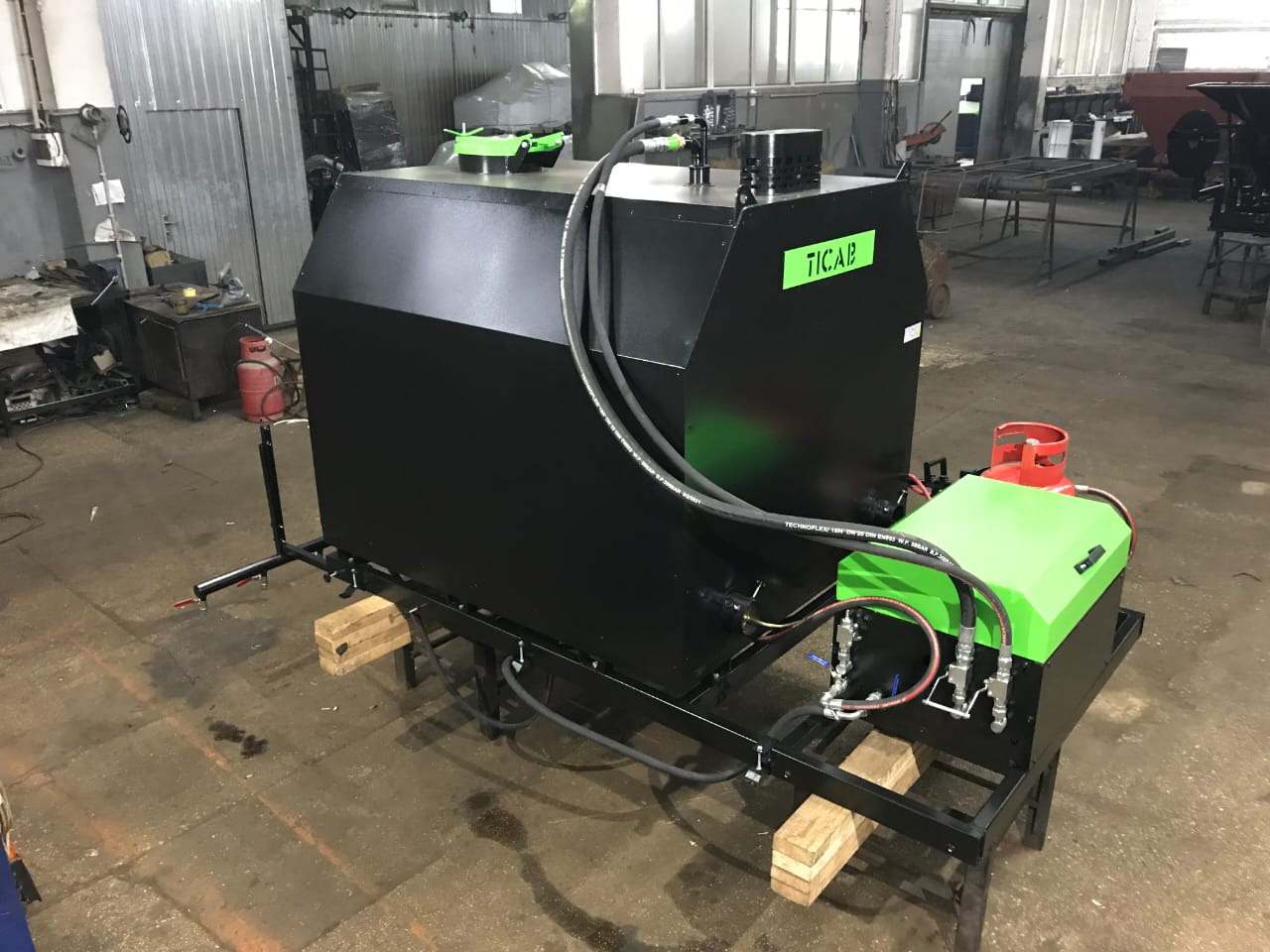 TICAB Manufacturer, Bitumen Sprayer, Asphalt Distributor, 2000L - Bitumen sprayer: afbeelding 2 TICAB Manufacturer, Bitumen Sprayer, Asphalt Distributor, 2000L - Bitumen sprayer: afbeelding 2