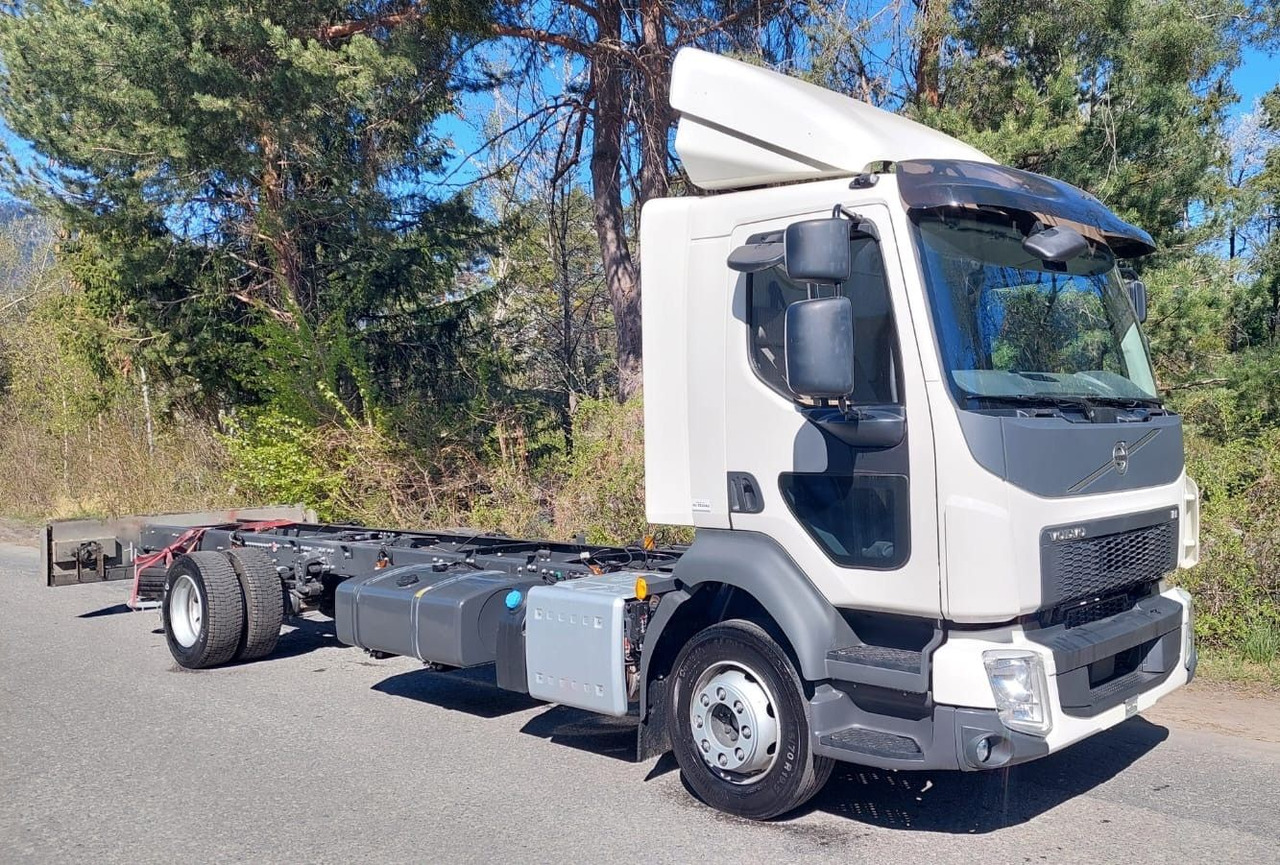 Volvo FL280 4x2, E6, Wohnwagen + 2 Pferdeplaetze Volvo FL280 4x2, E6, 7.40m Chassis, Fahrgestell - Paardenvrachtwagen: afbeelding 3 Volvo FL280 4x2, E6, Wohnwagen + 2 Pferdeplaetze Volvo FL280 4x2, E6, 7.40m Chassis, Fahrgestell - Paardenvrachtwagen: afbeelding 3