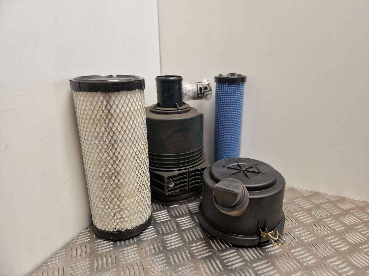 Donaldson air filter assembly JCB - Motor en onderdelen voor Bouwmachine: afbeelding 1 Donaldson air filter assembly JCB - Motor en onderdelen voor Bouwmachine: afbeelding 1