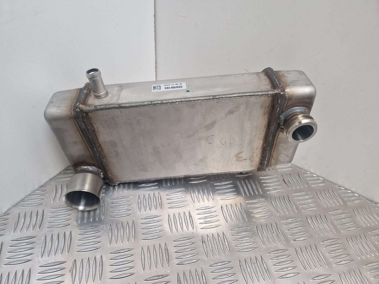 EGR Cooler JCB 320/06165 NEW T4 EGR cooler - Motor en onderdelen voor Bouwmachine: afbeelding 2 EGR Cooler JCB 320/06165 NEW T4 EGR cooler - Motor en onderdelen voor Bouwmachine: afbeelding 2