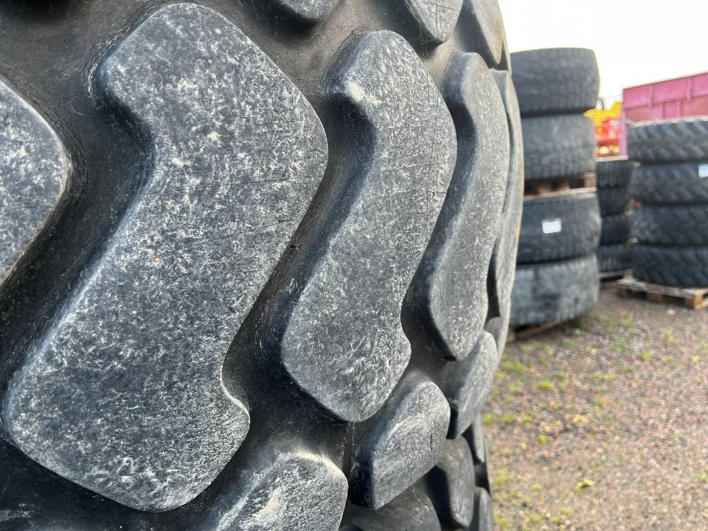 Däck på fälg 20,5-R25 Volvo L70 , 6300 , L90 - Band voor Bouwmachine: afbeelding 2 Däck på fälg 20,5-R25 Volvo L70 , 6300 , L90 - Band voor Bouwmachine: afbeelding 2