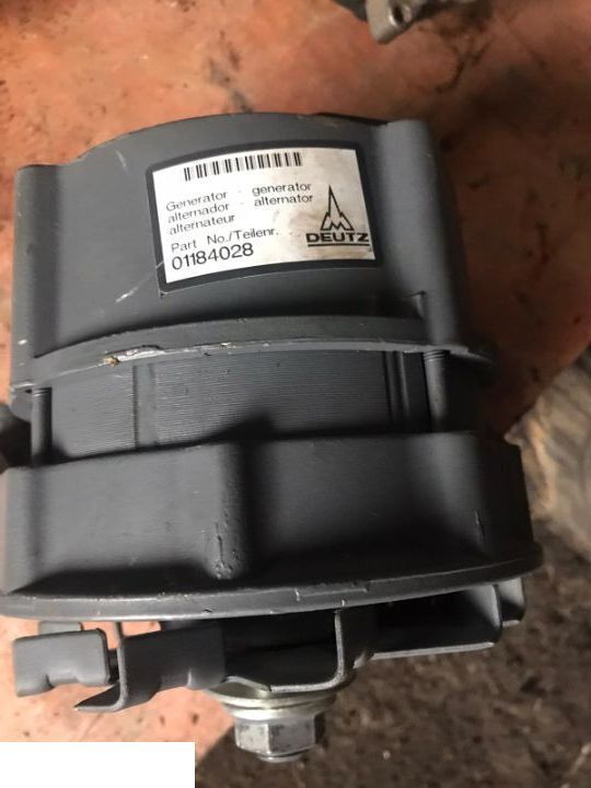 ALTERNATOR / GENERATOR DEUTZ 01184028 - Dynamo voor Landbouwmachine: afbeelding 1 ALTERNATOR / GENERATOR DEUTZ 01184028 - Dynamo voor Landbouwmachine: afbeelding 1