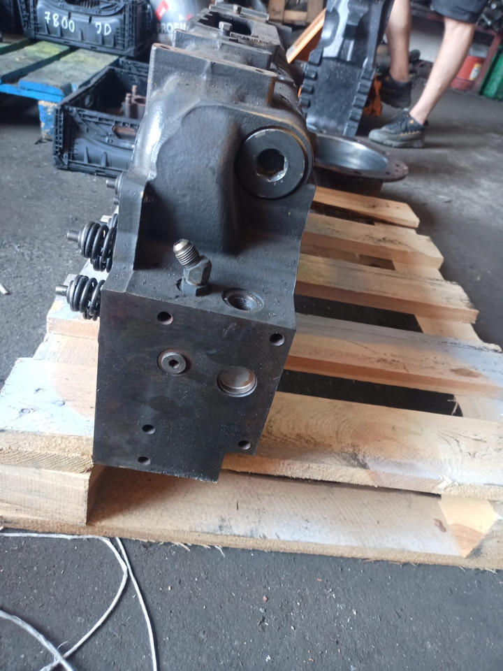 Claas Xerion Cat C9 - głowica cylindrów 2134360 213-4360 332-3619 - Cilinderkop voor Landbouwmachine: afbeelding 5 Claas Xerion Cat C9 - głowica cylindrów 2134360 213-4360 332-3619 - Cilinderkop voor Landbouwmachine: afbeelding 5