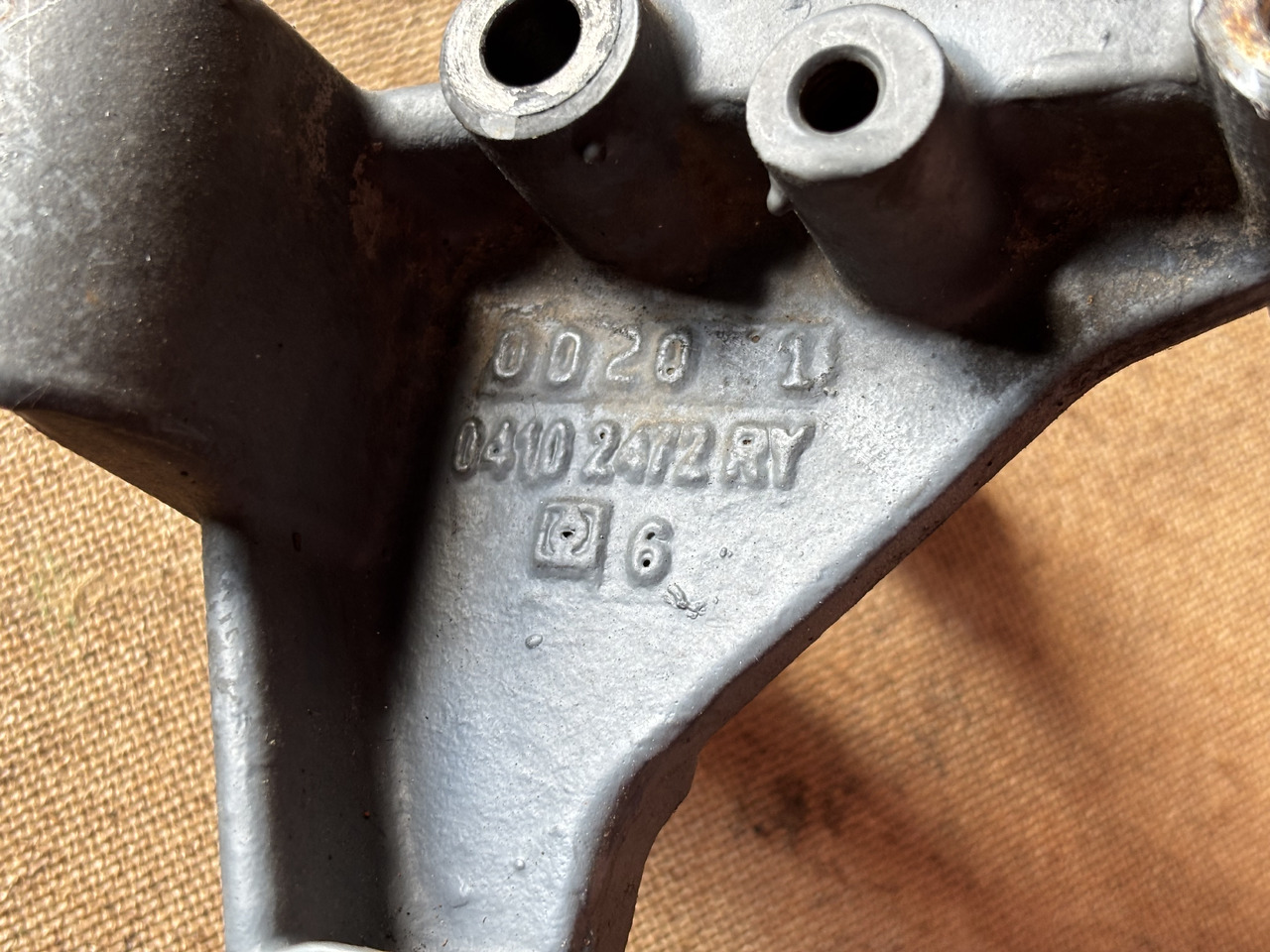 Deutz TD2011 D2011 D2011L04W Uchwyt Alternatora 04102472 04102472R - Dynamo voor Landbouwmachine: afbeelding 2 Deutz TD2011 D2011 D2011L04W Uchwyt Alternatora 04102472 04102472R - Dynamo voor Landbouwmachine: afbeelding 2