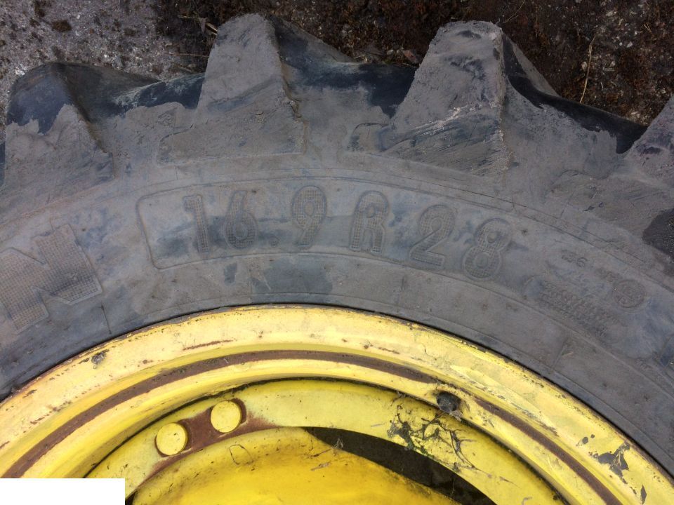 FELGA DW 16x28 John Deere , OPONA MICHELIN 16.9 R 28 - Complete wiel voor Landbouwmachine: afbeelding 2 FELGA DW 16x28 John Deere , OPONA MICHELIN 16.9 R 28 - Complete wiel voor Landbouwmachine: afbeelding 2