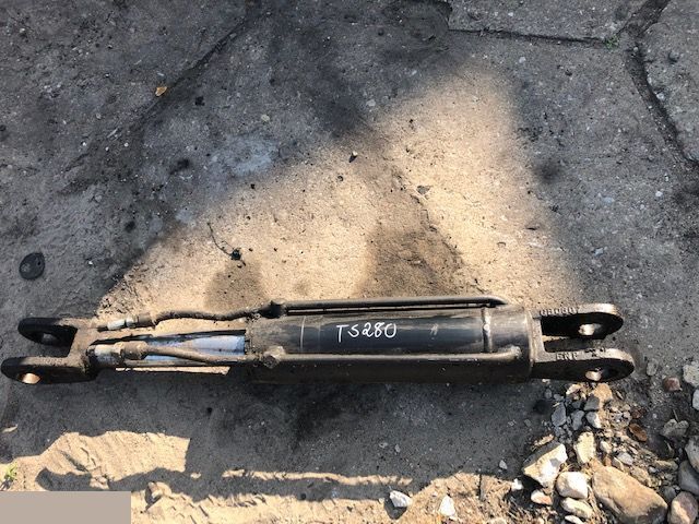 John Deere 4500 Matbro TS 280 - Siłownik Wychyłu Łyźki - Hydraulische cilinder voor Landbouwmachine: afbeelding 2 John Deere 4500 Matbro TS 280 - Siłownik Wychyłu Łyźki - Hydraulische cilinder voor Landbouwmachine: afbeelding 2