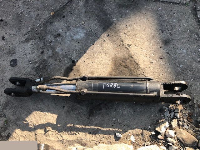 John Deere 4500 Matbro TS 280 - Siłownik Wychyłu Łyźki - Hydraulische cilinder voor Landbouwmachine: afbeelding 1 John Deere 4500 Matbro TS 280 - Siłownik Wychyłu Łyźki - Hydraulische cilinder voor Landbouwmachine: afbeelding 1