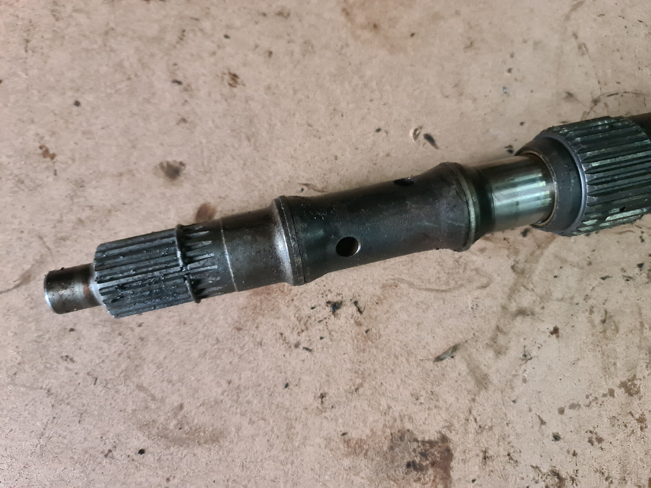 John Deere 4650, 4850 WAŁ NAPĘDOWY R89463 RE35974 R70800 AR94272 - Aandrijfas voor Landbouwmachine: afbeelding 2 John Deere 4650, 4850 WAŁ NAPĘDOWY R89463 RE35974 R70800 AR94272 - Aandrijfas voor Landbouwmachine: afbeelding 2