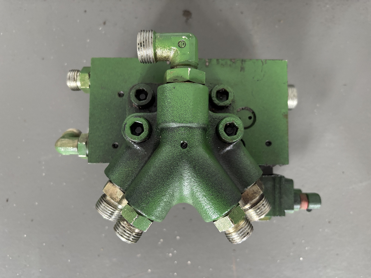 John Deere 6010 6110 6210 6310 6410 Blok Zaworowy TLS AL116954 - Hydraulisch ventiel voor Landbouwmachine: afbeelding 2 John Deere 6010 6110 6210 6310 6410 Blok Zaworowy TLS AL116954 - Hydraulisch ventiel voor Landbouwmachine: afbeelding 2