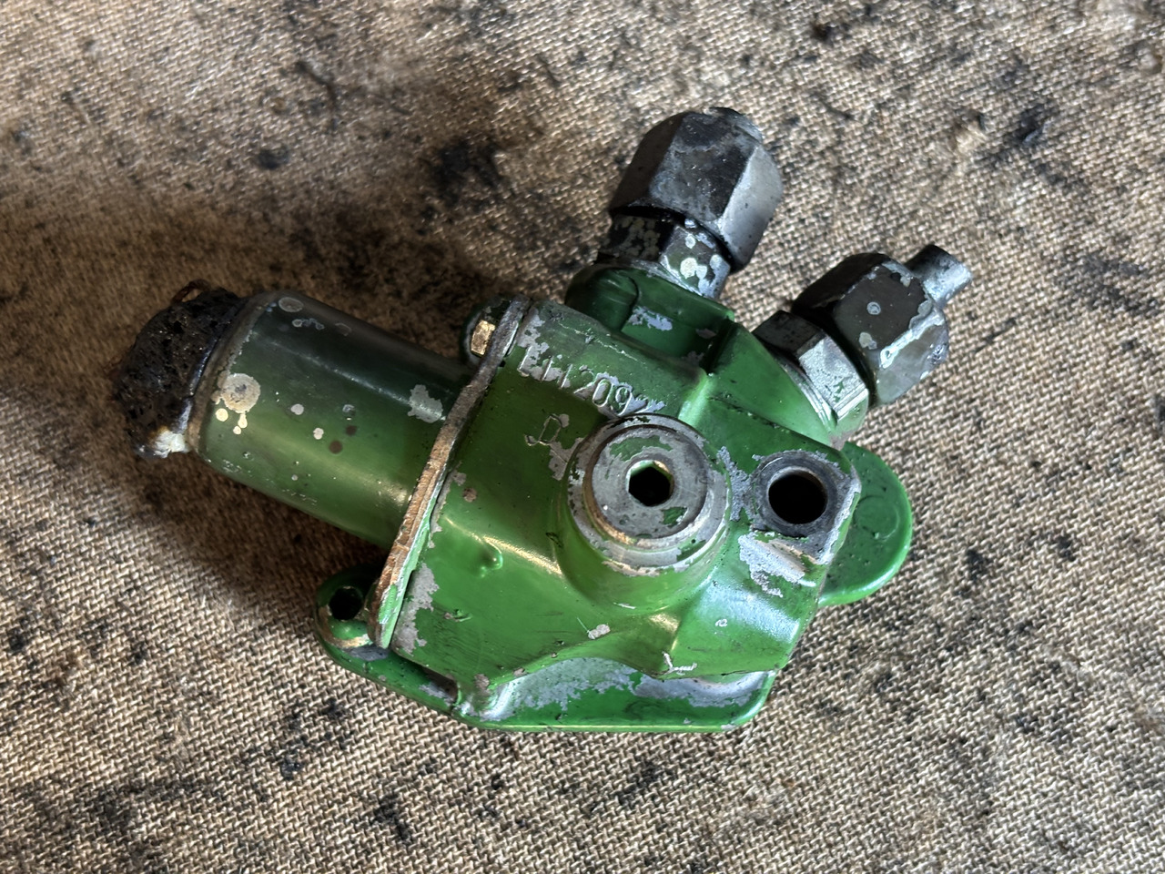 John Deere 6010 6110 6210 6506 6600 Obudowa zaworu elektromagnetycznego L112092 - Hydraulisch ventiel voor Landbouwmachine: afbeelding 1 John Deere 6010 6110 6210 6506 6600 Obudowa zaworu elektromagnetycznego L112092 - Hydraulisch ventiel voor Landbouwmachine: afbeelding 1