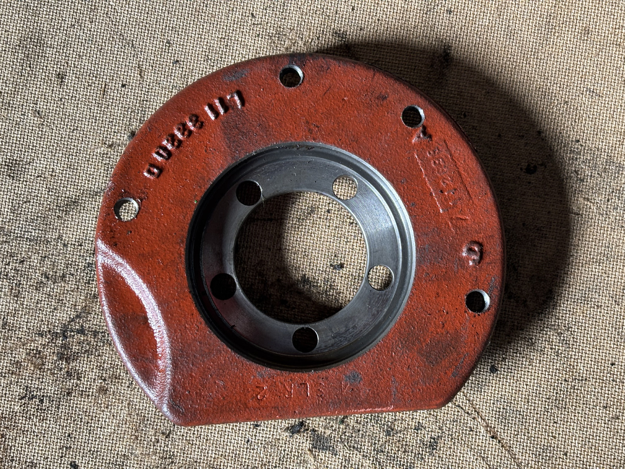 John Deere 6010 6110 6210 Obudowa Łożyska L113330 - Motorlager voor Landbouwmachine: afbeelding 1 John Deere 6010 6110 6210 Obudowa Łożyska L113330 - Motorlager voor Landbouwmachine: afbeelding 1