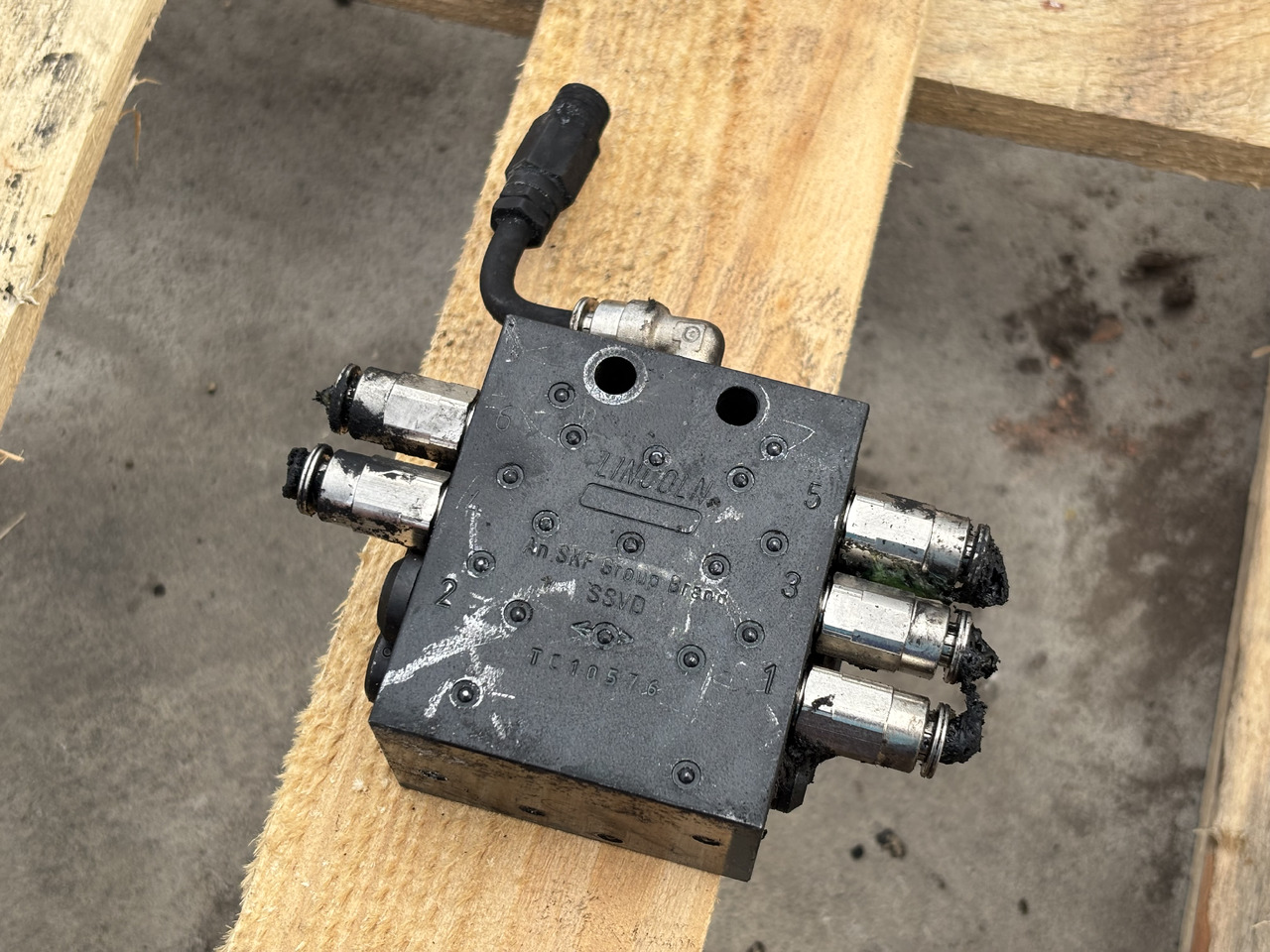 John Deere 8600 Rozdzielacz Hydrauliczny - Hydraulisch ventiel voor Landbouwmachine: afbeelding 1 John Deere 8600 Rozdzielacz Hydrauliczny - Hydraulisch ventiel voor Landbouwmachine: afbeelding 1