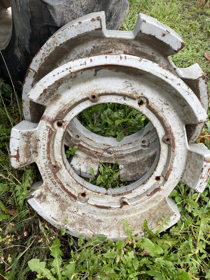 Massey Fergusson 8480 6499 6475 - obciążnik koła 200kg 3789078M1 - Banden en velgen voor Tractor: afbeelding 1 Massey Fergusson 8480 6499 6475 - obciążnik koła 200kg 3789078M1 - Banden en velgen voor Tractor: afbeelding 1